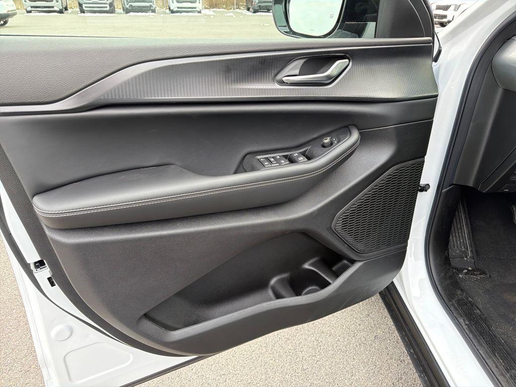 new 2025 Jeep Grand Cherokee car, priced at $40,397