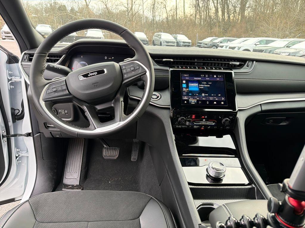new 2025 Jeep Grand Cherokee car, priced at $40,397