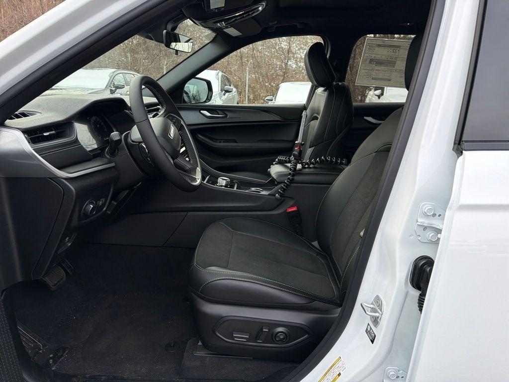 new 2025 Jeep Grand Cherokee car, priced at $40,397