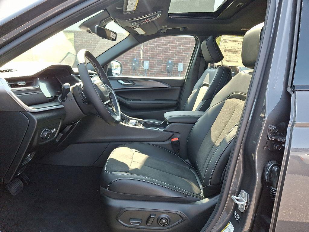 new 2025 Jeep Grand Cherokee car, priced at $41,997