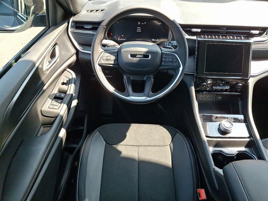 new 2025 Jeep Grand Cherokee car, priced at $41,997