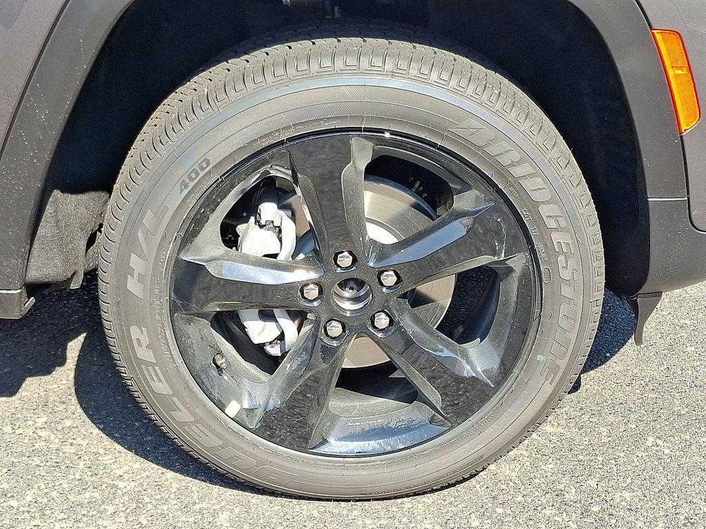 new 2025 Jeep Grand Cherokee car, priced at $41,997