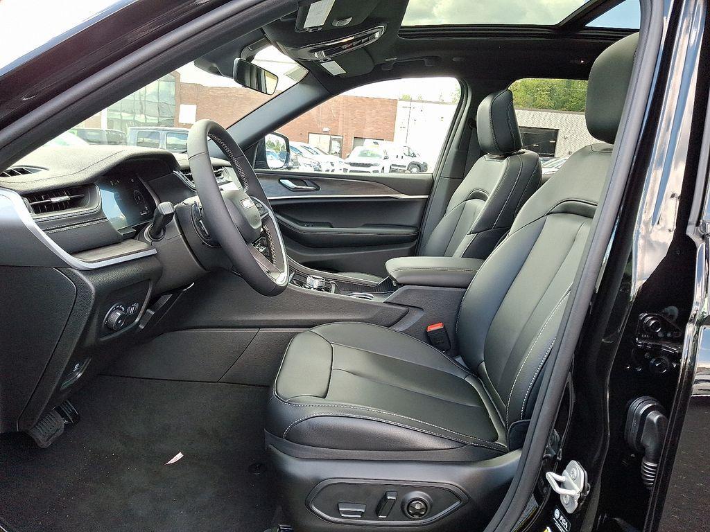 new 2025 Jeep Grand Cherokee car, priced at $42,153