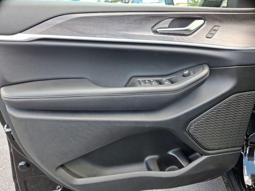 new 2025 Jeep Grand Cherokee car, priced at $42,153