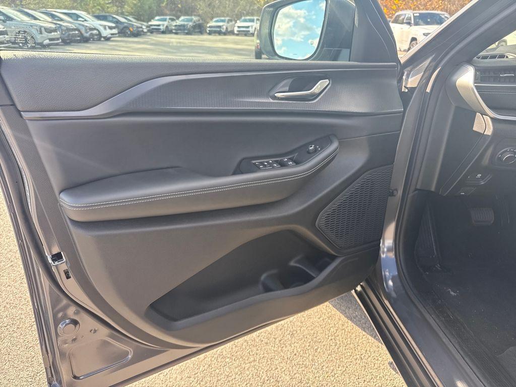 new 2025 Jeep Grand Cherokee car, priced at $37,961