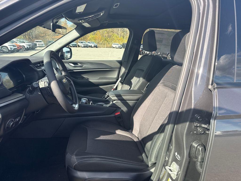 new 2025 Jeep Grand Cherokee car, priced at $37,961