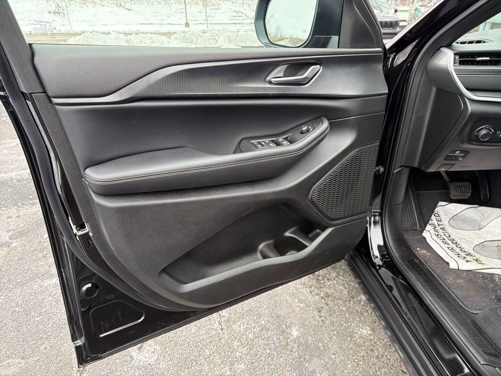 new 2025 Jeep Grand Cherokee L car, priced at $39,780