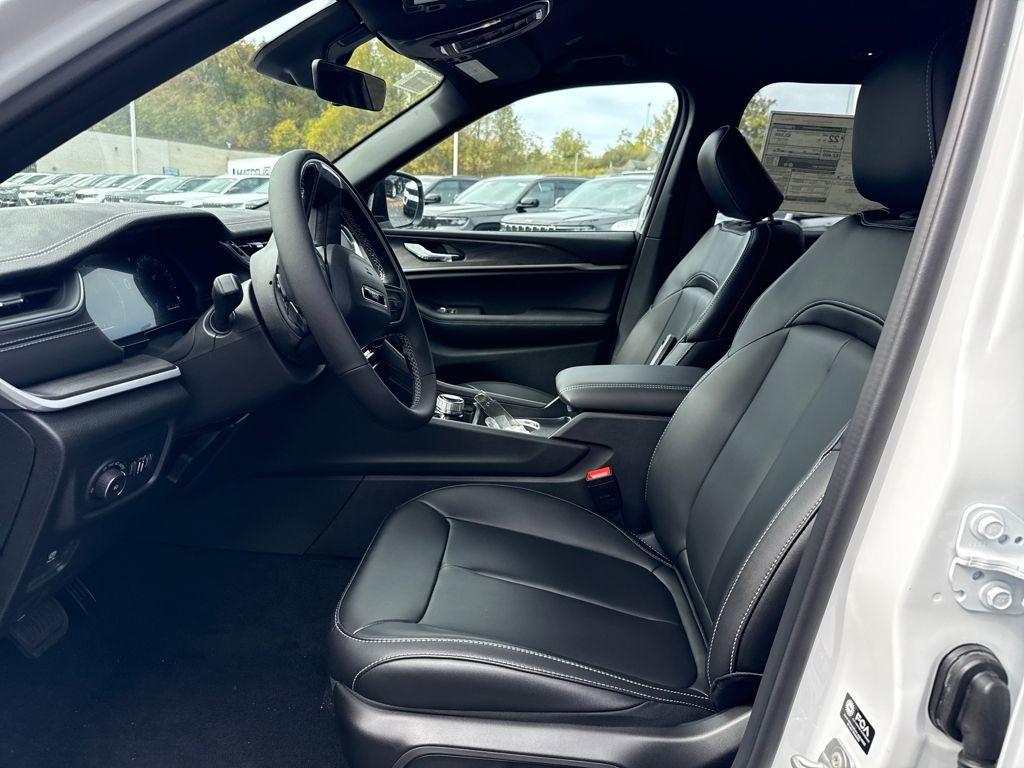 new 2025 Jeep Grand Cherokee car, priced at $41,533