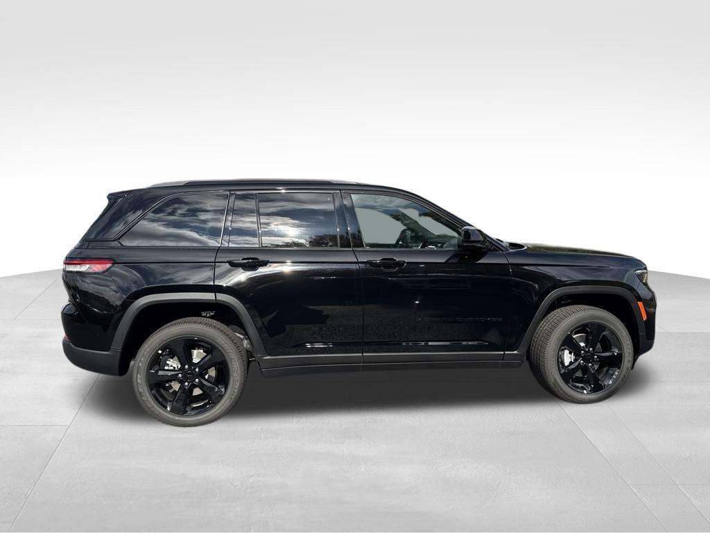 new 2025 Jeep Grand Cherokee car, priced at $41,997