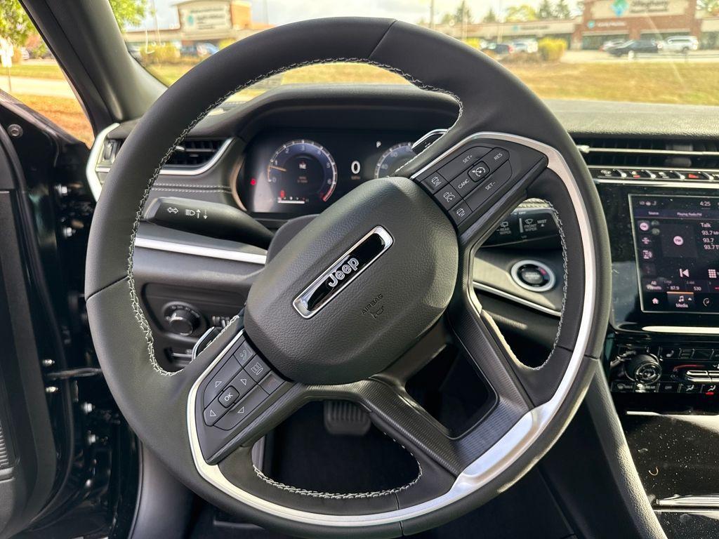 new 2025 Jeep Grand Cherokee car, priced at $41,997