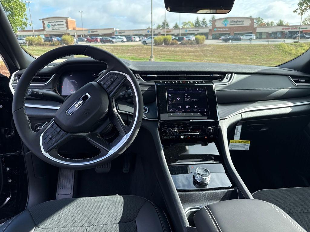 new 2025 Jeep Grand Cherokee car, priced at $41,997
