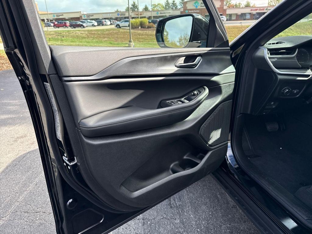 new 2025 Jeep Grand Cherokee car, priced at $41,997