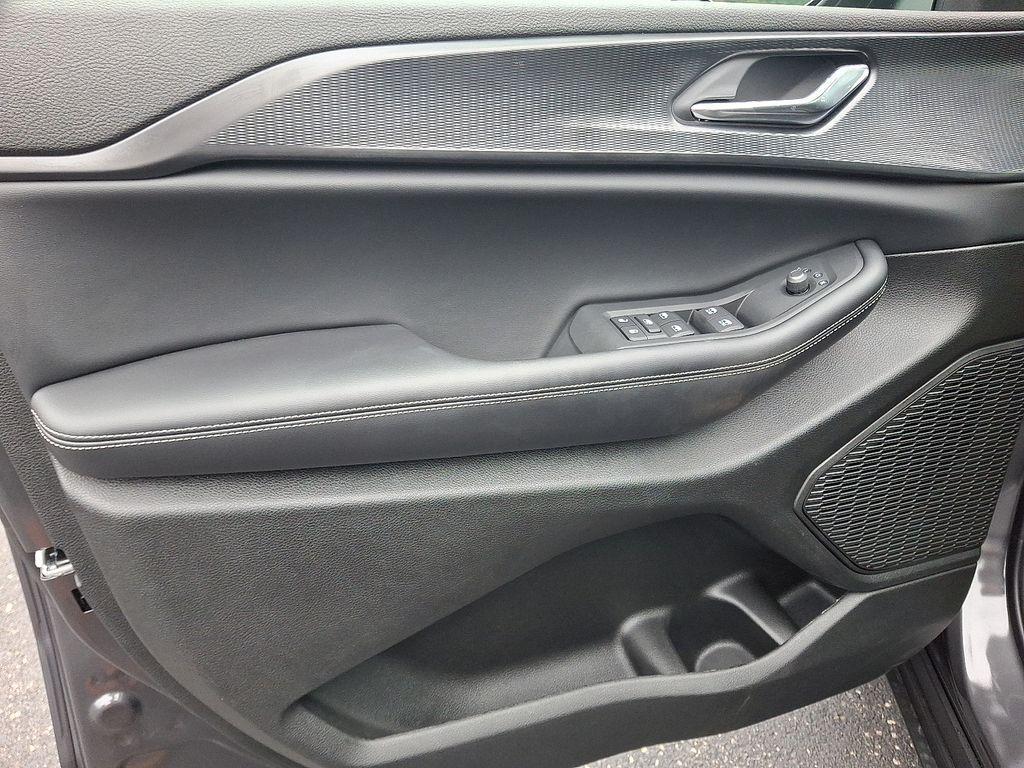 new 2025 Jeep Grand Cherokee car, priced at $34,585