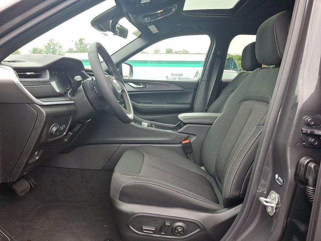 new 2025 Jeep Grand Cherokee car, priced at $34,585