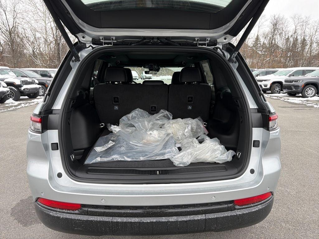 new 2025 Jeep Grand Cherokee car, priced at $47,561