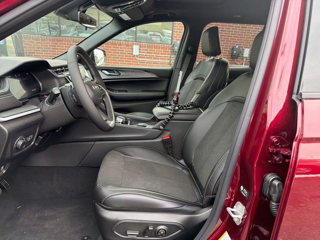 new 2025 Jeep Grand Cherokee car, priced at $40,547