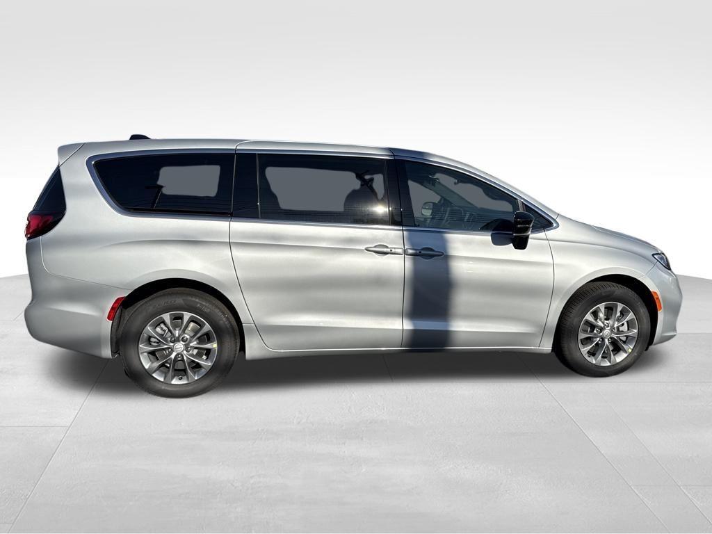 new 2026 Chrysler Pacifica car, priced at $44,476