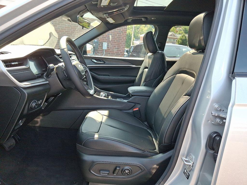 new 2025 Jeep Grand Cherokee car, priced at $41,778