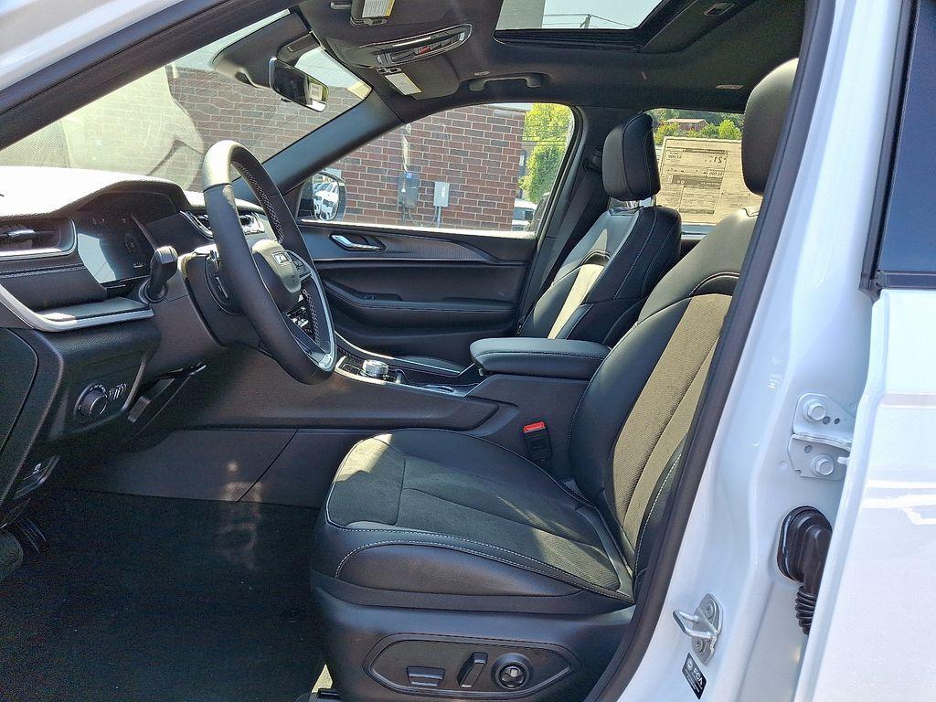 new 2025 Jeep Grand Cherokee L car, priced at $41,518