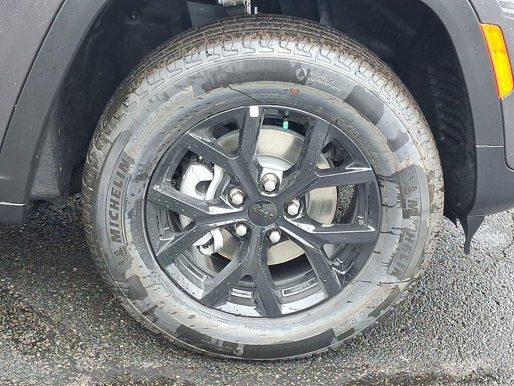 new 2025 Jeep Grand Cherokee car, priced at $38,424