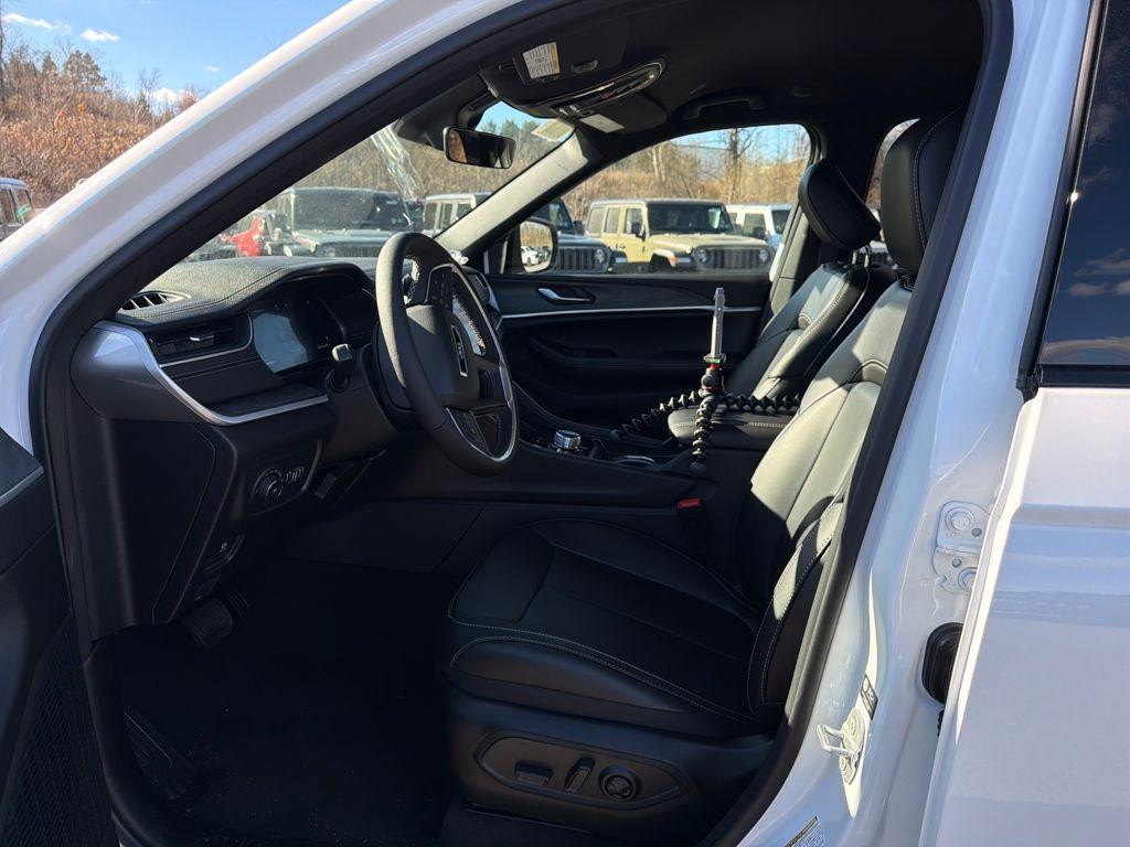 new 2025 Jeep Grand Cherokee car, priced at $41,533