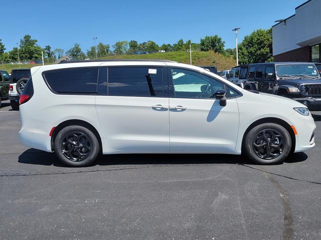 new 2024 Chrysler Pacifica Hybrid car, priced at $47,279