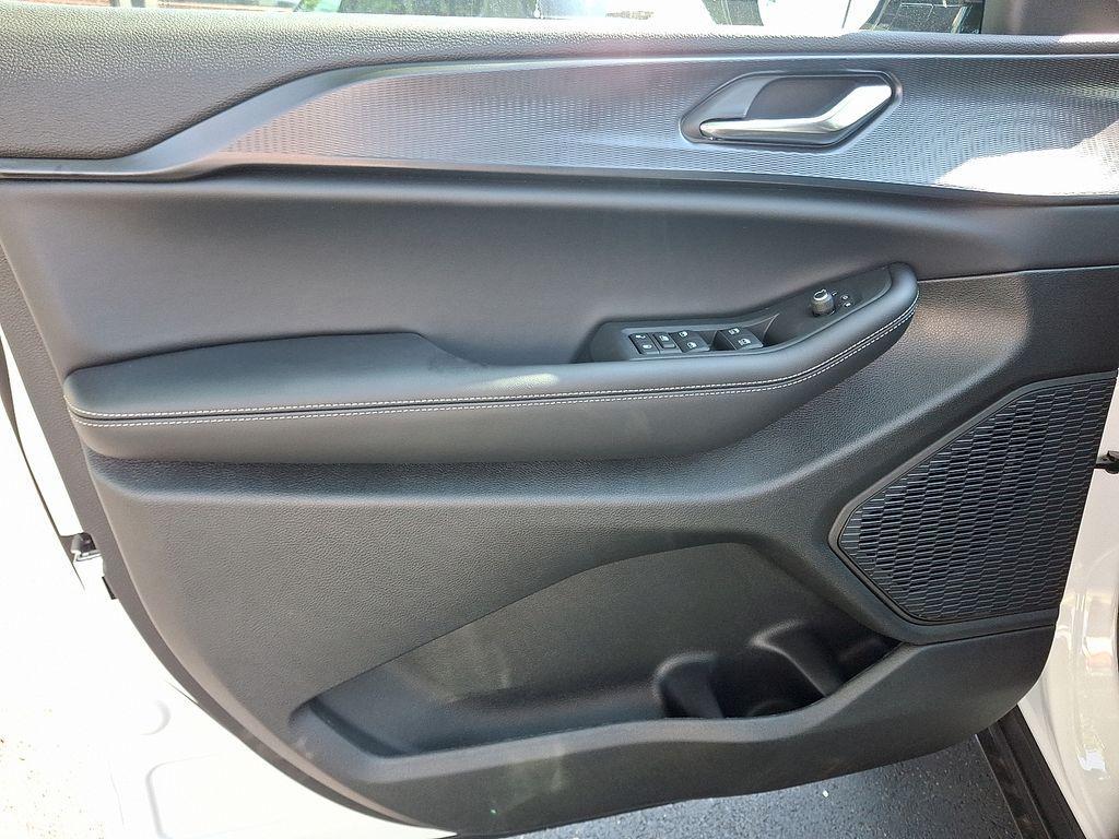 new 2025 Jeep Grand Cherokee L car, priced at $43,398