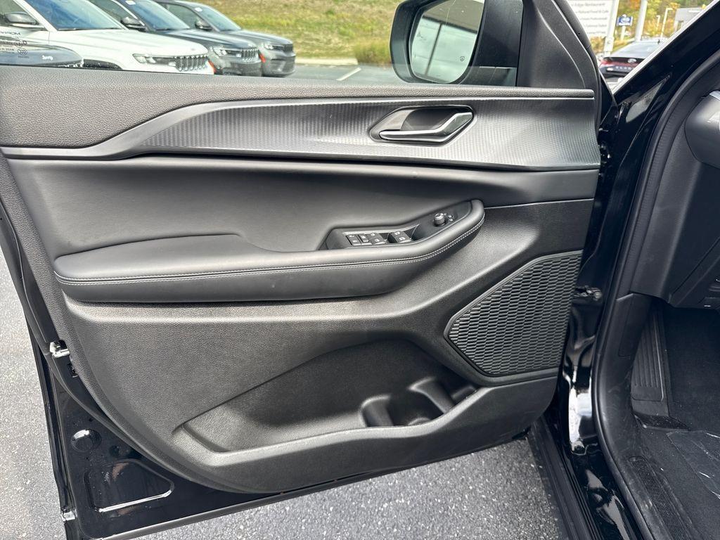 new 2025 Jeep Grand Cherokee car, priced at $37,961