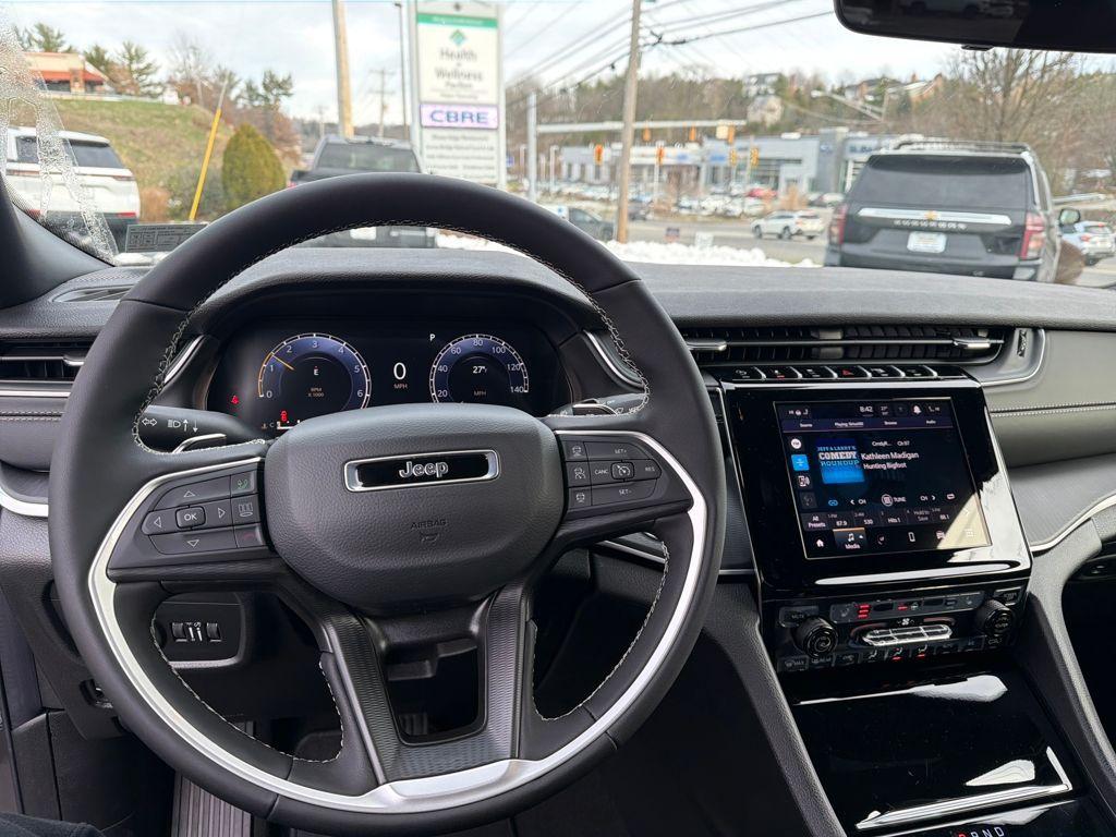 new 2025 Jeep Grand Cherokee car, priced at $41,997