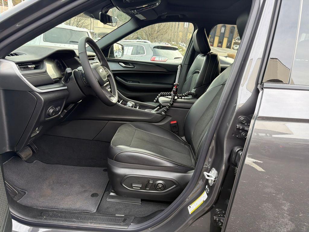 new 2025 Jeep Grand Cherokee car, priced at $41,997