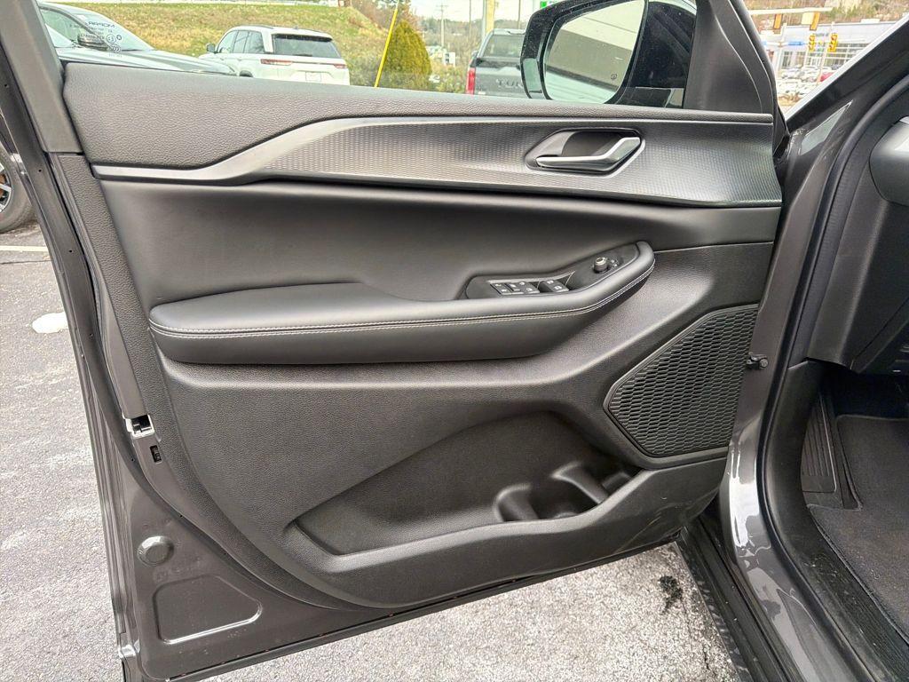 new 2025 Jeep Grand Cherokee car, priced at $41,997