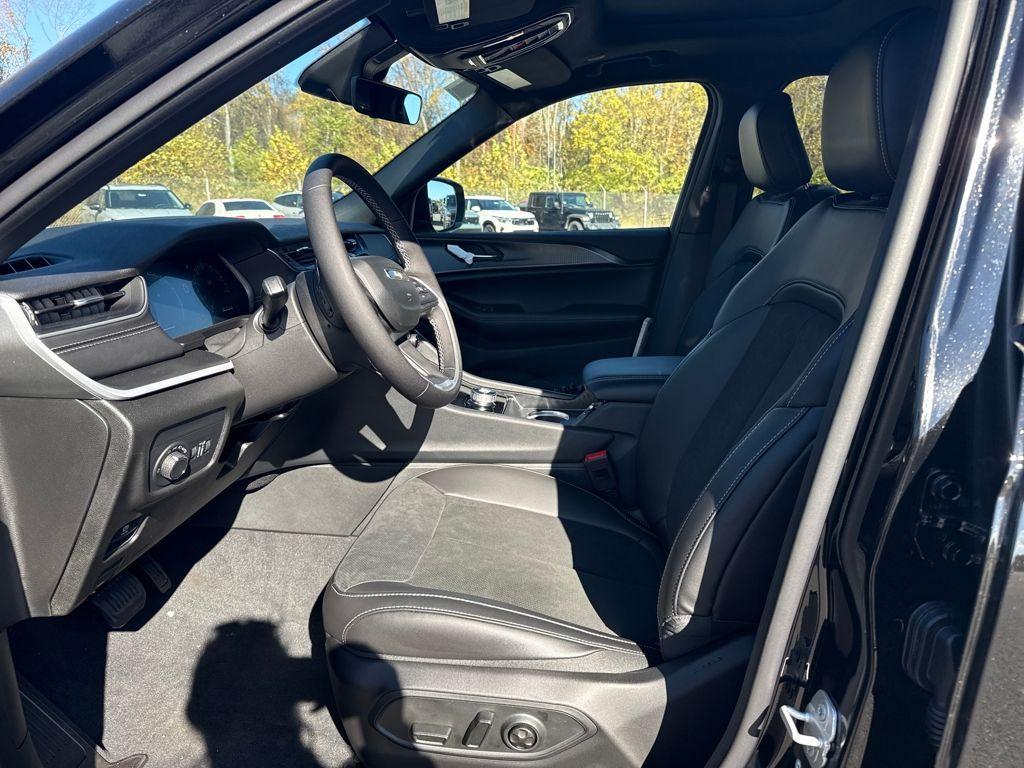 new 2025 Jeep Grand Cherokee L car, priced at $43,668
