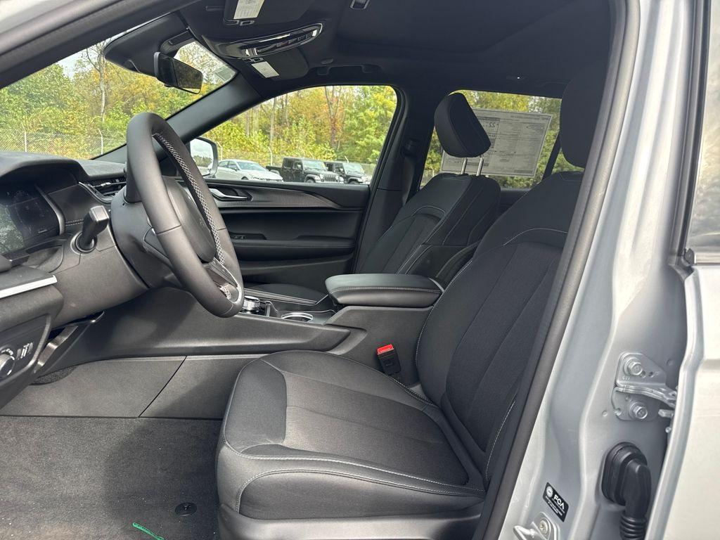 new 2025 Jeep Grand Cherokee car, priced at $37,961