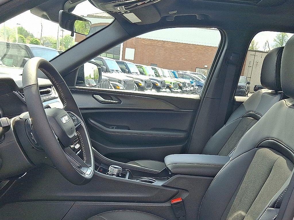 new 2025 Jeep Grand Cherokee car, priced at $40,547