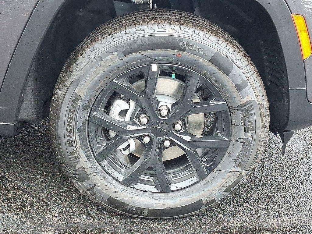 new 2025 Jeep Grand Cherokee car, priced at $40,547