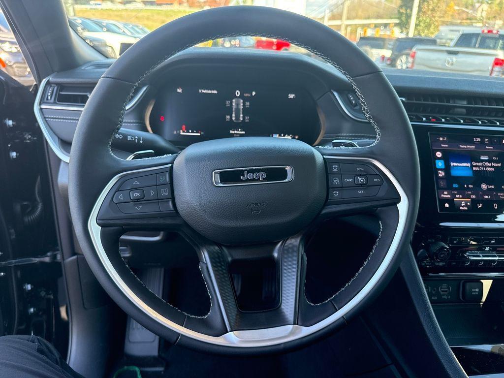 new 2025 Jeep Grand Cherokee car, priced at $41,997