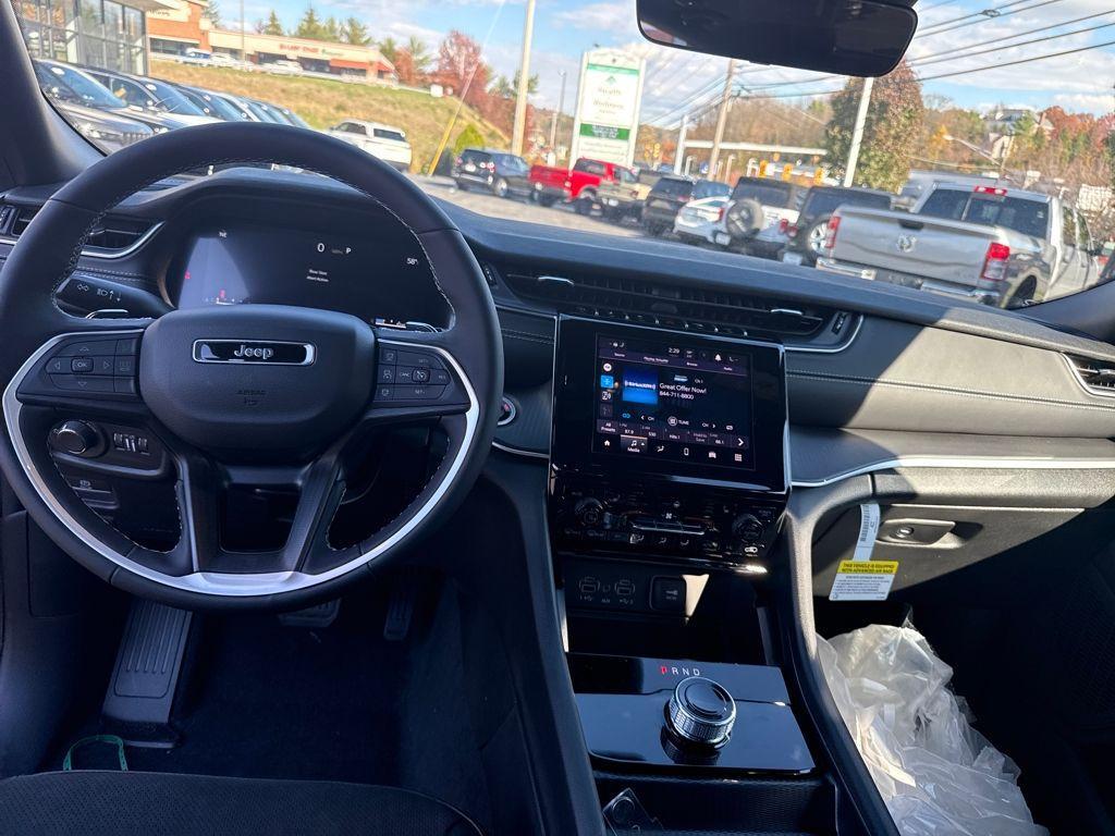 new 2025 Jeep Grand Cherokee car, priced at $41,997