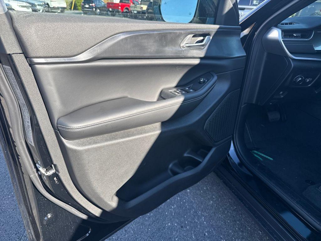 new 2025 Jeep Grand Cherokee car, priced at $41,997