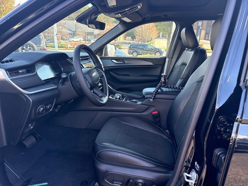 new 2025 Jeep Grand Cherokee car, priced at $41,997