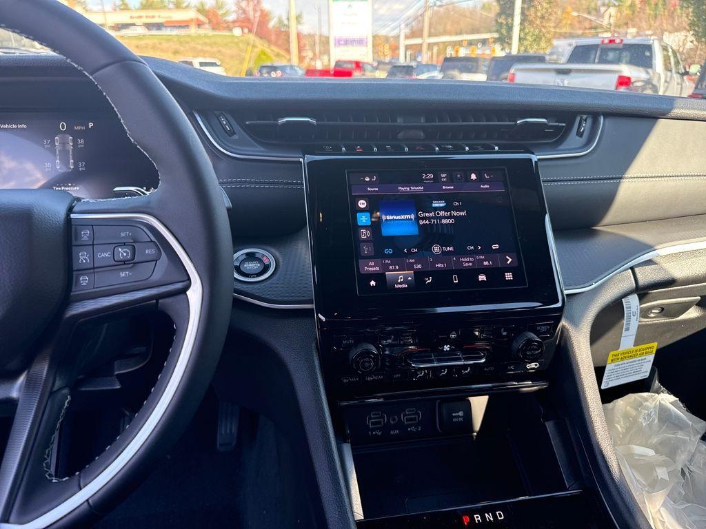 new 2025 Jeep Grand Cherokee car, priced at $41,997