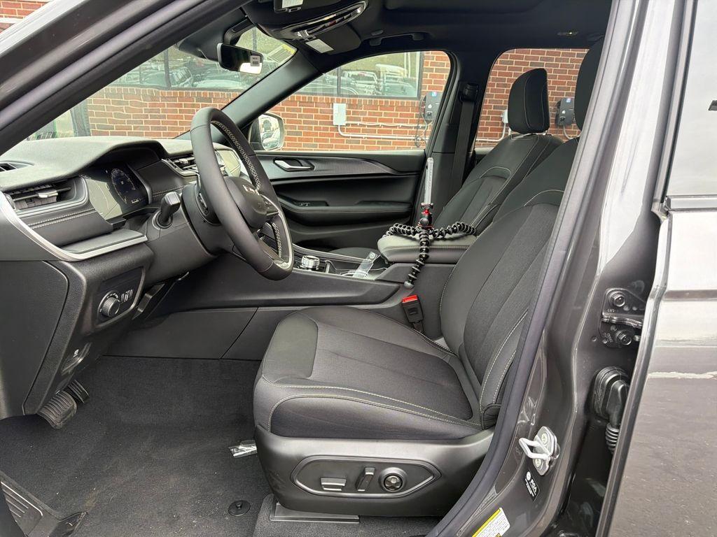 new 2025 Jeep Grand Cherokee car, priced at $38,291