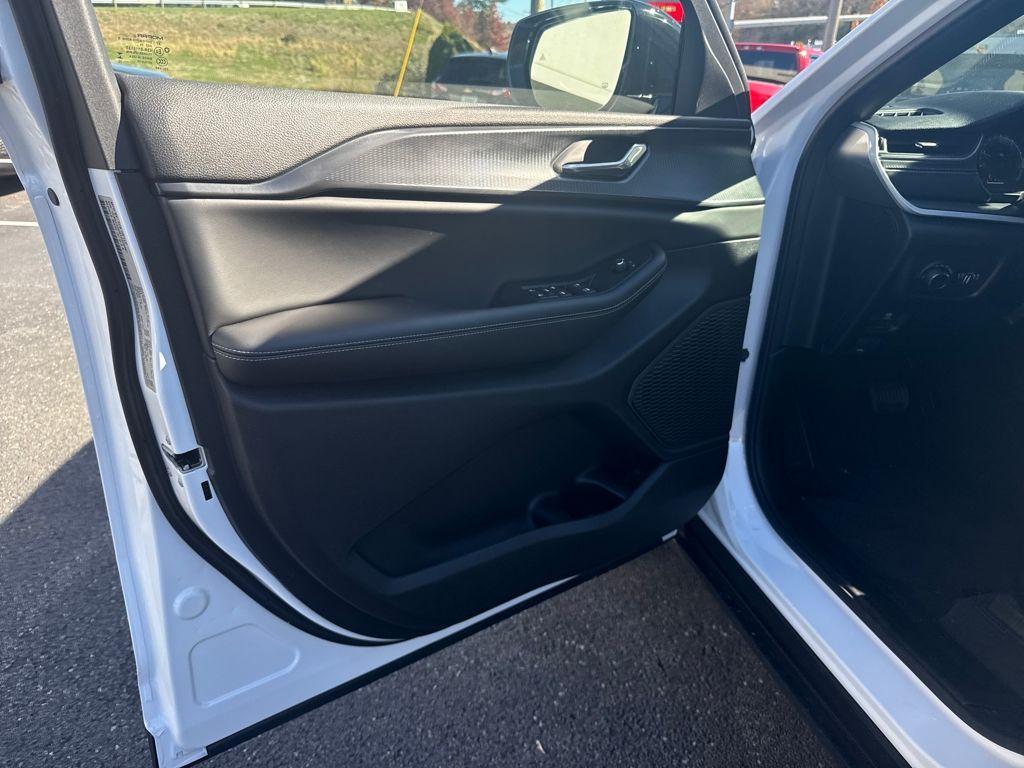 new 2025 Jeep Grand Cherokee car, priced at $41,472