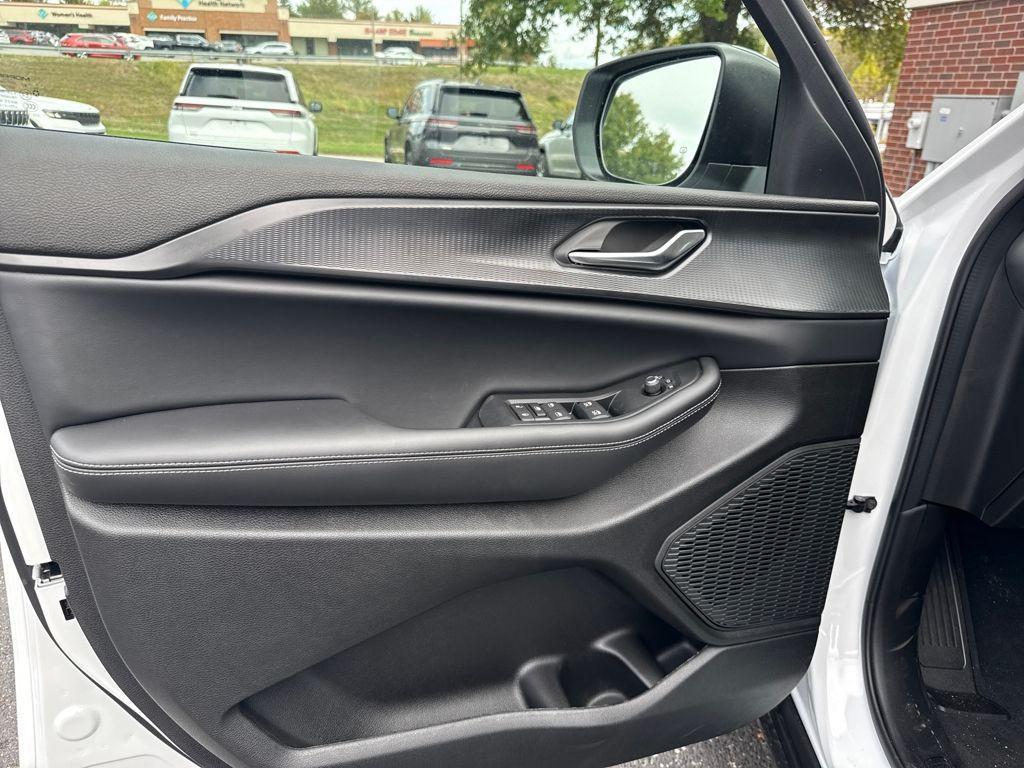 new 2025 Jeep Grand Cherokee car, priced at $37,435