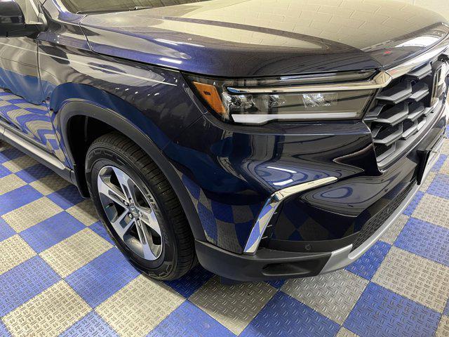 new 2025 Honda Pilot car, priced at $45,995