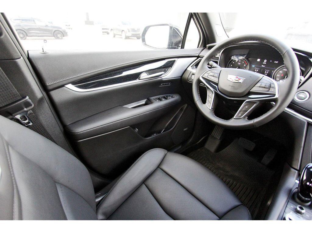 new 2025 Cadillac XT5 car, priced at $55,690