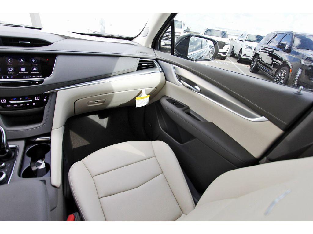 new 2025 Cadillac XT5 car, priced at $56,284