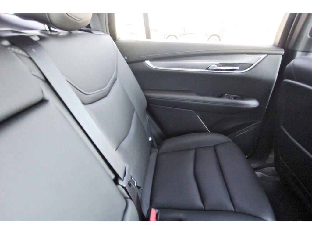 new 2025 Cadillac XT6 car, priced at $40,390