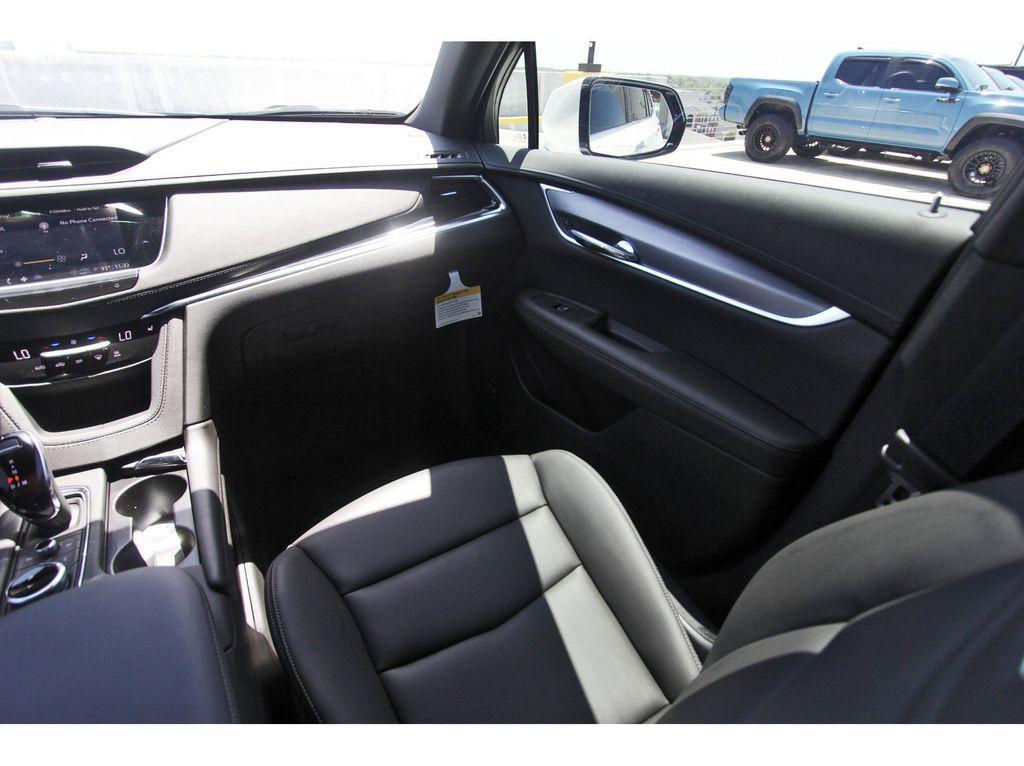 new 2025 Cadillac XT6 car, priced at $40,390