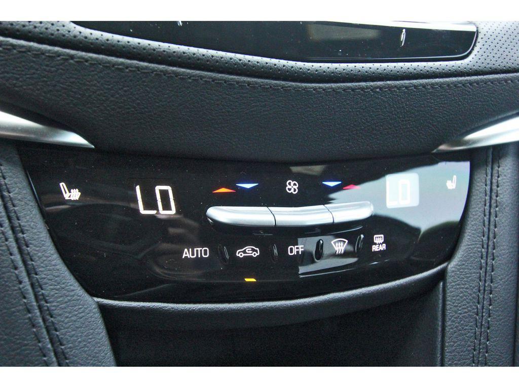 new 2025 Cadillac XT6 car, priced at $40,390