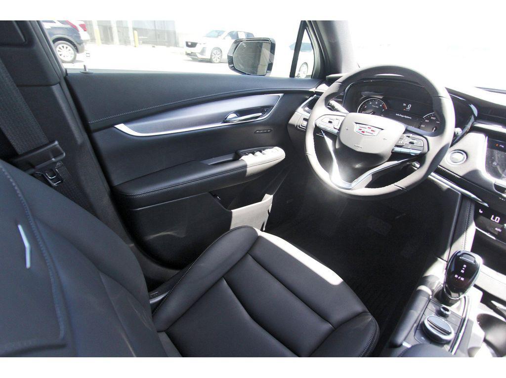 new 2025 Cadillac XT6 car, priced at $40,390